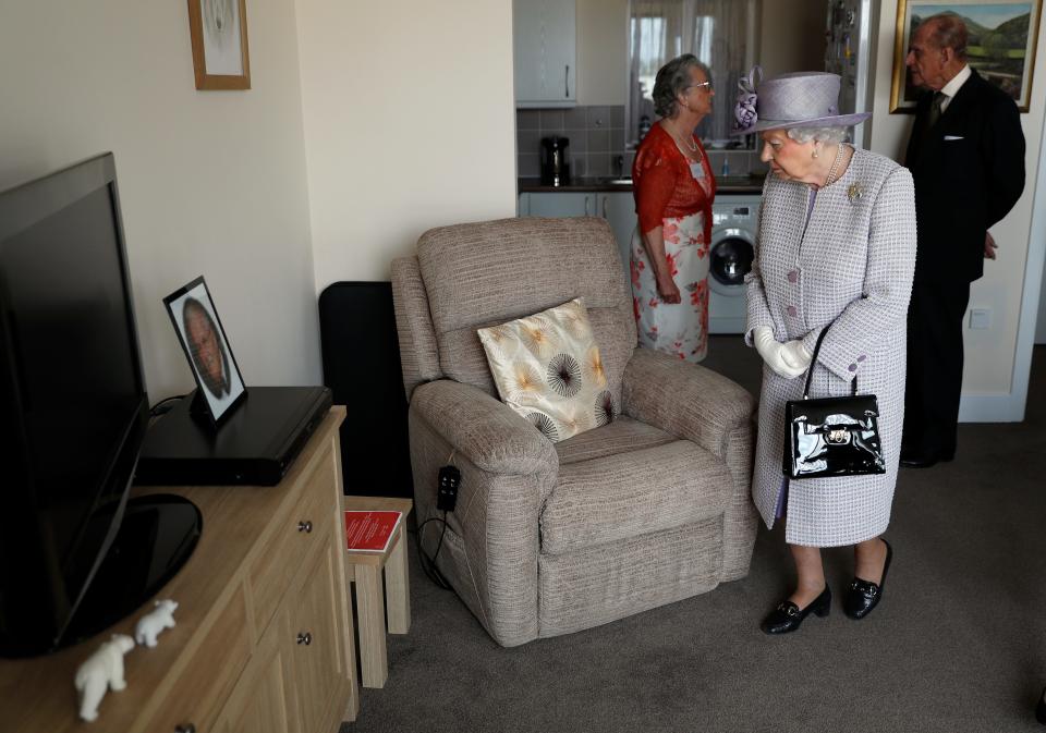 Queen Elizabeth looking at an apartment