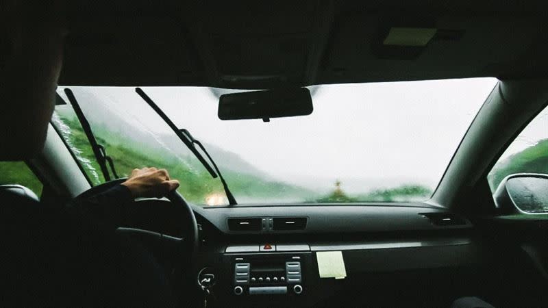 陳男雨天開車，車輛不小心陷入泥地動彈不得。（示意圖／翻攝自Pixabay）