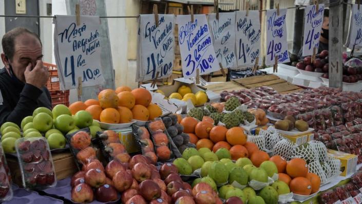 Cartazes de pre&#xe7;os em barraca de frutas numa feira livre