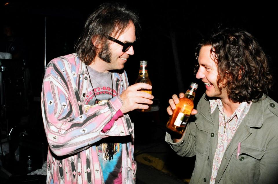 51 Rarely Seen Backstage Photos of Grunge Bands in the 90s