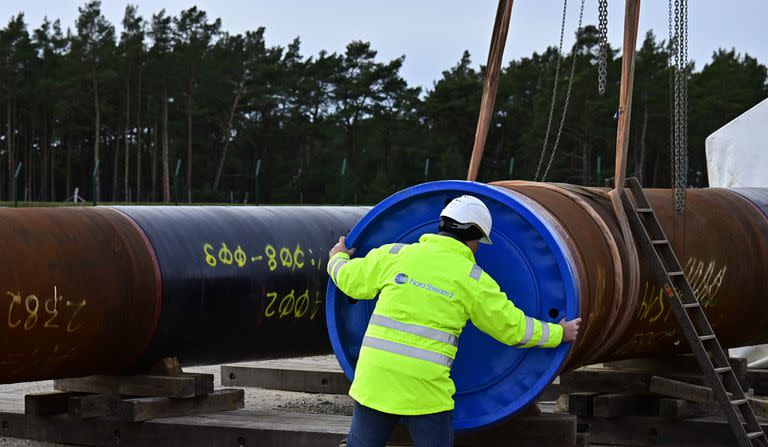 Esta foto de archivo tomada el 26 de marzo de 2019 muestra a un hombre trabajando en la obra en la zona de aterrizaje del gasoducto Nord Stream 2 en Lubmin, al noreste de Alemania.