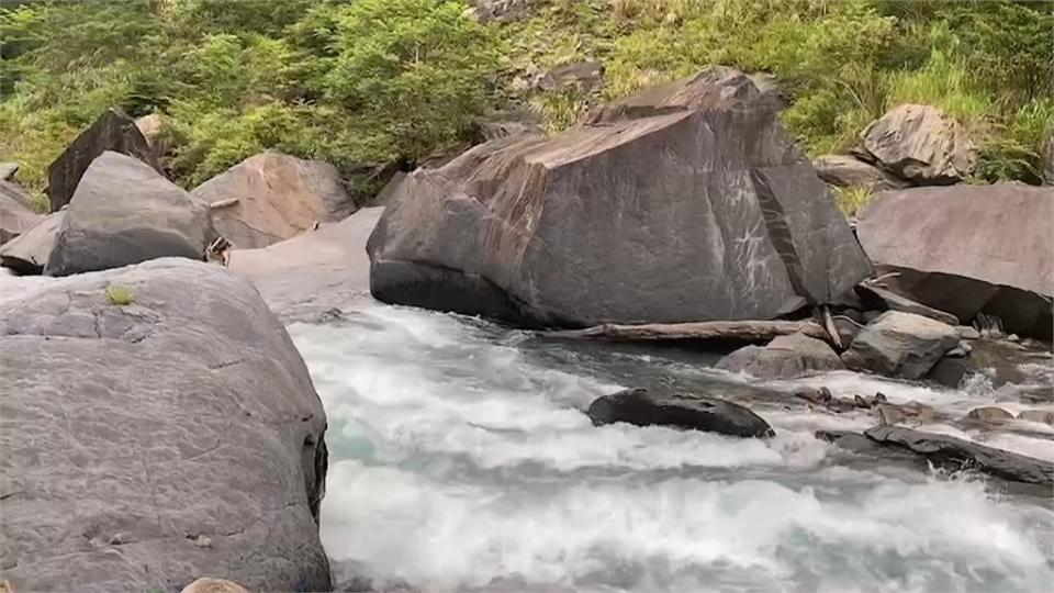 烏來泛舟翻船落水1人失蹤　晚間山區大雨暫停搜救