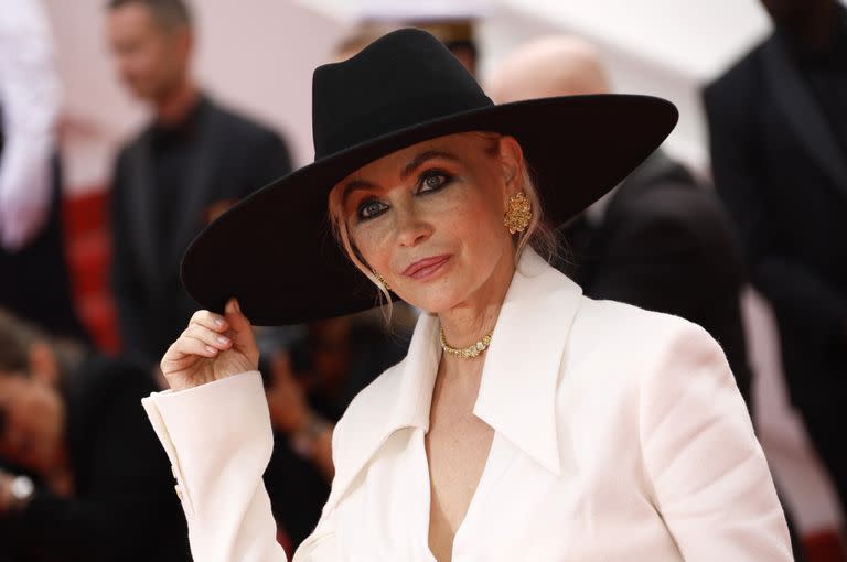 Sombrero de copa ancha y un look en blanco y negro fueron las apuestas estilísticas de Emmanuelle Beart 