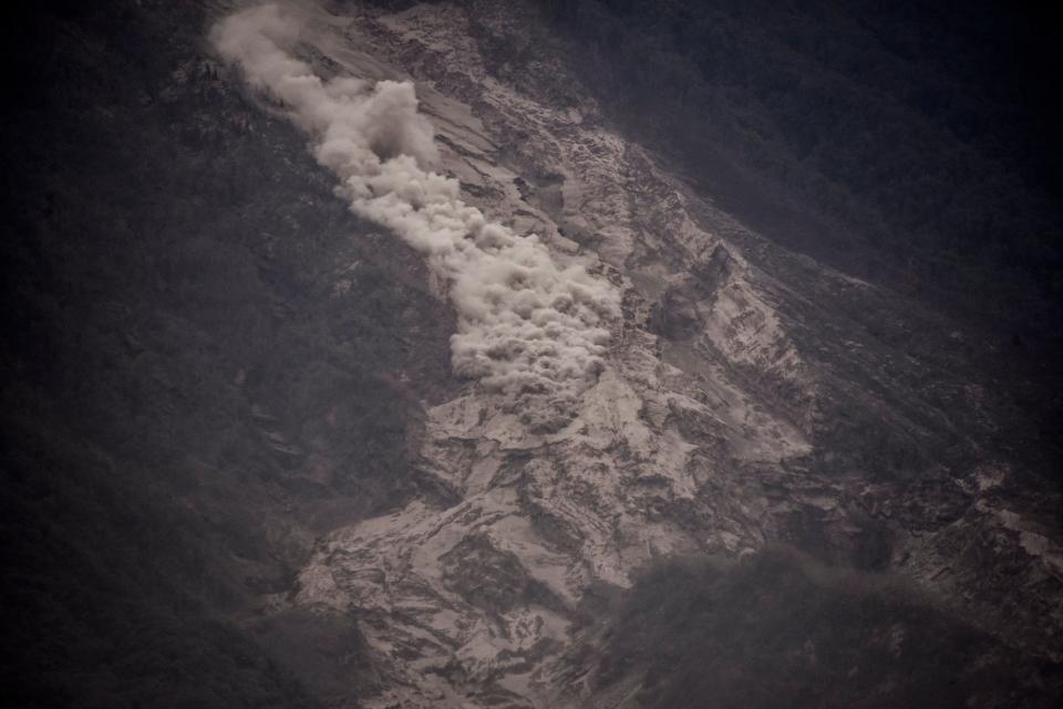 <p>Smoke billows from the ash-covered slopes of the Fuego Volcano taken from San Miguel Los Lotes, a village in Escuintla Department, about 35 km southwest of Guatemala City, on June 4, 2018 a day after an eruption. (Photo: Johan Ordonez/AFP/Getty Images) </p>