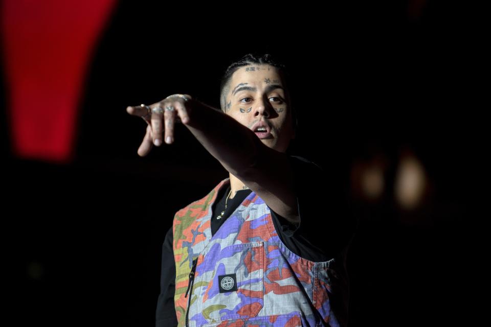 El rapero argentino Duki durante su concierto en el Coca-Cola Flow Fest de la Ciudad de México el domingo 26 de noviembre de 2023. (Foto AP/Alejandro Godínez)