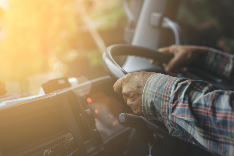 Fahrer und Lastwagenfahrer im Besonderen sind beruflich viel mit Fahrzeugen unterwegs. Damit setzten sie sich regelmäßig einer Gefahr aus, denn Autofahren gehört noch immer zu den gefährlichsten Tätigkeiten, die wir Menschen ausüben. Hinzu kommt, dass die meisten Fahrer/Lastwagenfahrer in der Logistik-Branche tätig sind. Sie müssen Ware nicht nur transportieren, sondern auch heben und bewegen. Das erhöht das Verletzungsrisiko. (Bild: Getty Images)