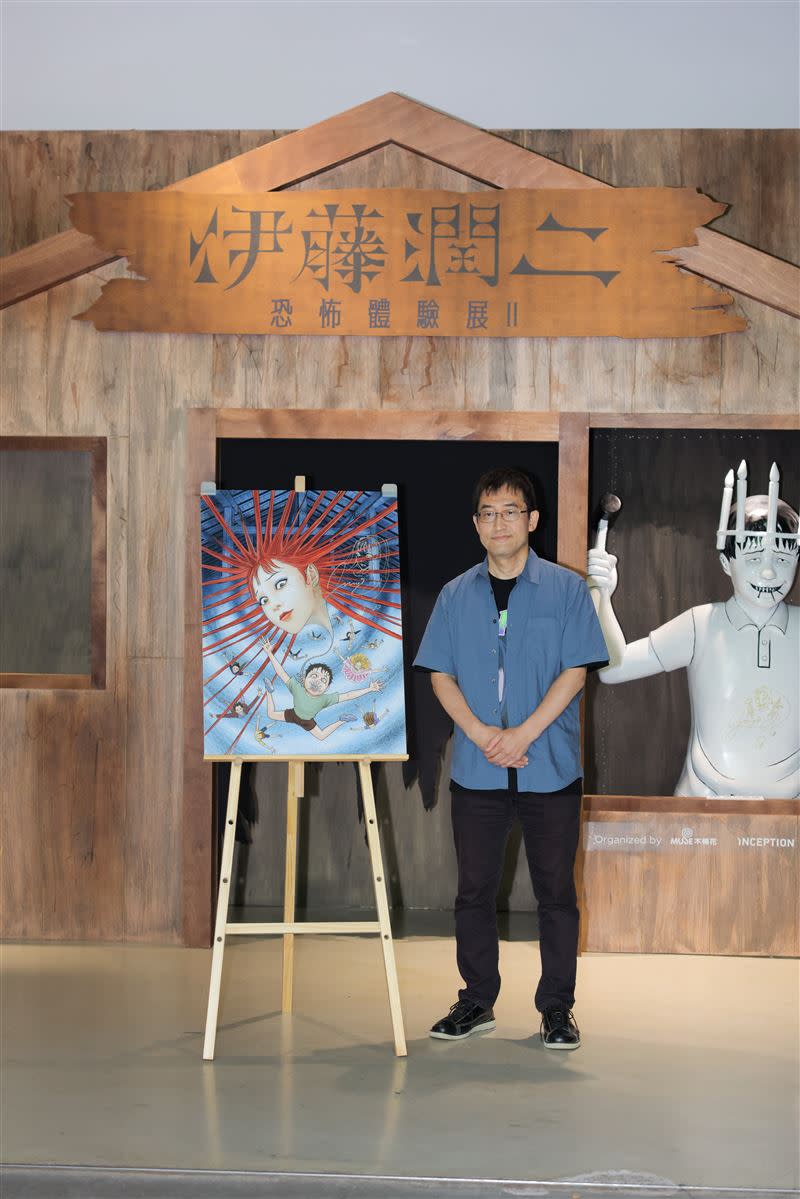 伊藤潤二老師於展覽限定畫作前合照。（圖／主辦單位提供）