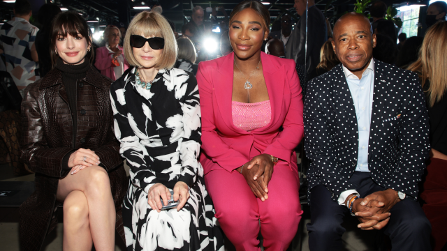 Anne Hathaway totally looks like her The Devil Wears Prada character at New  York Fashion Week while sitting next to Anna Wintour