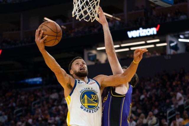 Steph Curry, Damion Lee trade jerseys after Warriors-Suns