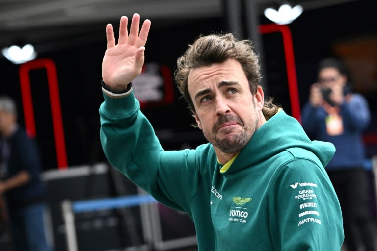 Fernando Alonso pens new Aston Martin deal (Philip FONG)
