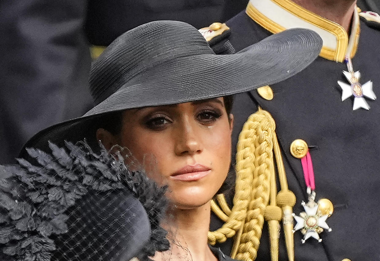 Meghan Markle, duquesa de Sussex, observa cómo se coloca el ataúd de la reina Isabel II en el coche fúnebre después del funeral de estado en la Abadía de Westminster en el centro de Londres el lunes 19 de septiembre de 2022(AP Photo/Martin Meissner, Pool)