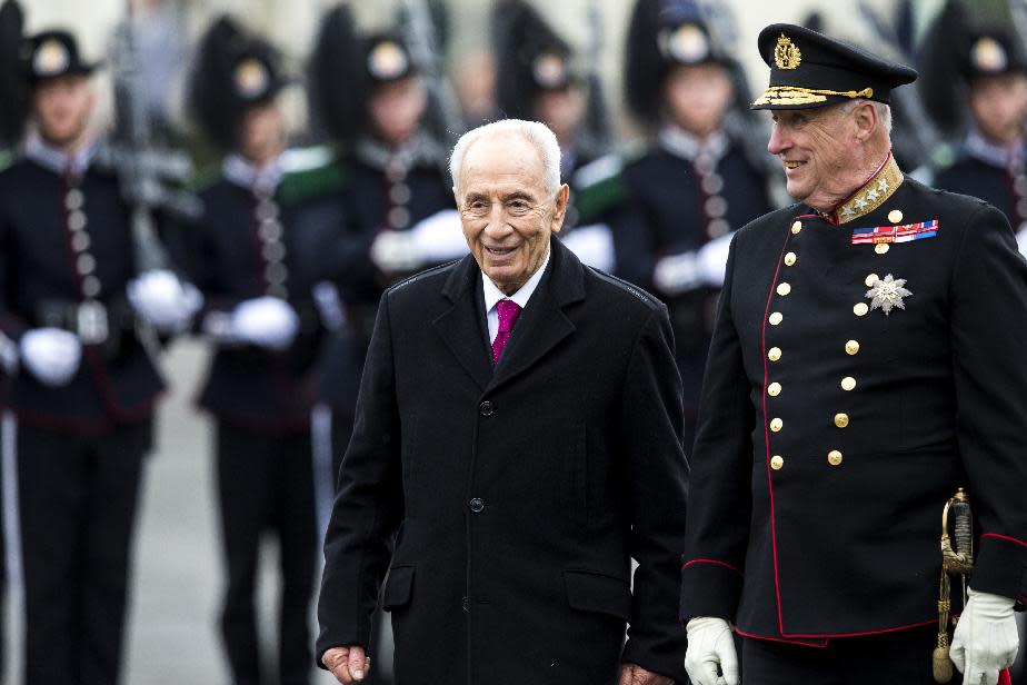 The President of Israel, Shimon Peres, foreground left, and King Harald of Norway during welcoming ceremony in Oslo, Monday May 12, 2014. Israeli president and Nobel Peace Prize laureate Shimon Peres arrived in Norway amid political anger and protests over Israel's policies in the occupied territories. . Shimon Peres, 90, who won the Nobel Peace Prize in 1994 for his part in the Oslo Peace Accords, is the first Israeli head of state to visit the country. (AP Photo/Erlend Aas, NTB scanpix) NORWAY OUT