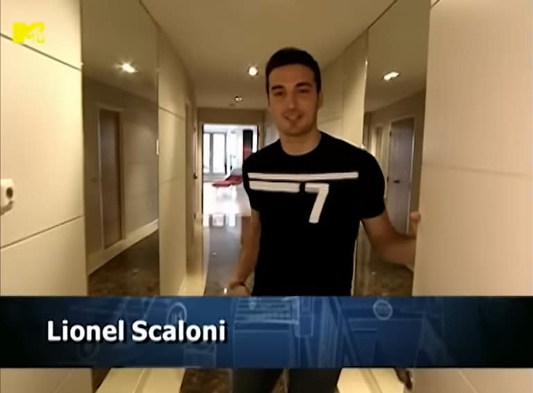 Lionel Scaloni en 2006, dando la bienvenida a su departamento en Londres cuando militaba en West Ham