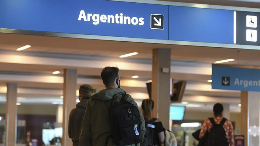 La menor salida de argentinos redundaría en menores frecuencias de vuelos.