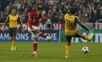 Football Soccer - Bayern Munich v Arsenal - UEFA Champions League Round of 16 First Leg - Allianz Arena, Munich, Germany - 15/2/17 Bayern Munich's Thiago Alcantara scores their fourth goal Reuters / Michaela Rehle Livepic