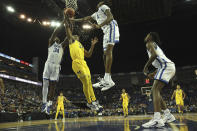 Michigan Wolverines' Tarris Reed Jr. (32) goes for the basket as Kentucky Wildcats' Oscar Tshiebwe (34) and Kentucky Wildcats' Daimion Collins (4) defend during an NCAA basketball game between Michigan Wolverines and Kentucky Wildcats at the O2 Arena, in London, Sunday, Dec.4, 2022. (AP Photo/Ian Walton)