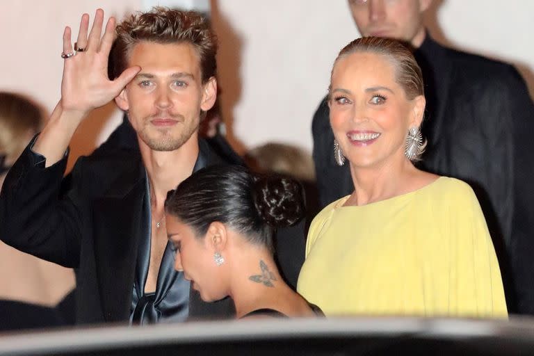 Un reencuentro inesperado. Vanessa Hudgens camina enfrente de su ex, Austin Butler, mientras este conversa con Sharon Stone. El actor estuvo charlando un buen rato con la estrella de Bajos Instintos e incluso algunos aseguran que hubo intercambio de números de teléfono  