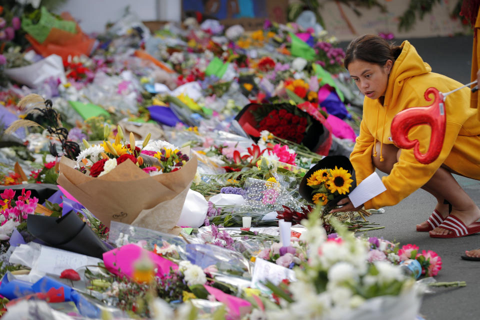 Trauernde legen Blumen in der Nähe der Linwood-Moschee nieder. Bei einem rassistisch motivierten Doppelanschlag auf zwei Moscheen tötete der mutmaßliche Täter im neuseeländischen Christchurch mindestens 50 Menschen. (Bild: Vincent Thian/AP/dpa)