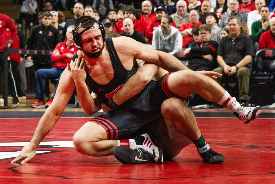 Rutgers' John Poznanski( closest to the camera) was defeated 4-3 by Ohio State's Luke Geog Sunday in the 197-pound bout.