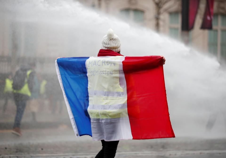 Antigovernment protesters clash with police in Paris