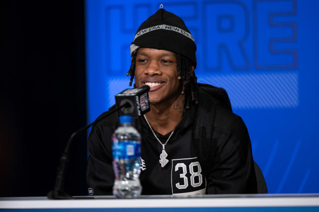 INDIANAPOLIS, IN - MARCH 02: Alabama wide receiver Jameson Williams answers questions from the media during the NFL Scouting Combine on March 2, 2022, at the Indiana Convention Center in Indianapolis, IN. (Photo by Zach Bolinger/Icon Sportswire via Getty Images)
