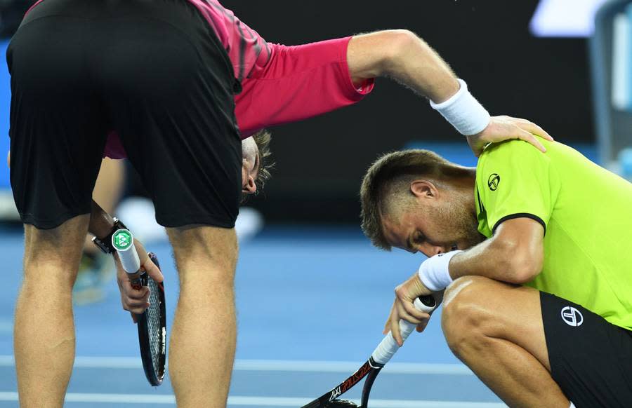 Stan Wawrinka entschuldigt sich bei seinem Gegner Martin Klizan. Nur wenige Momente zuvor hatte er den Slowaken mit dem Ball an einer schmerzhaften Stelle erwischt