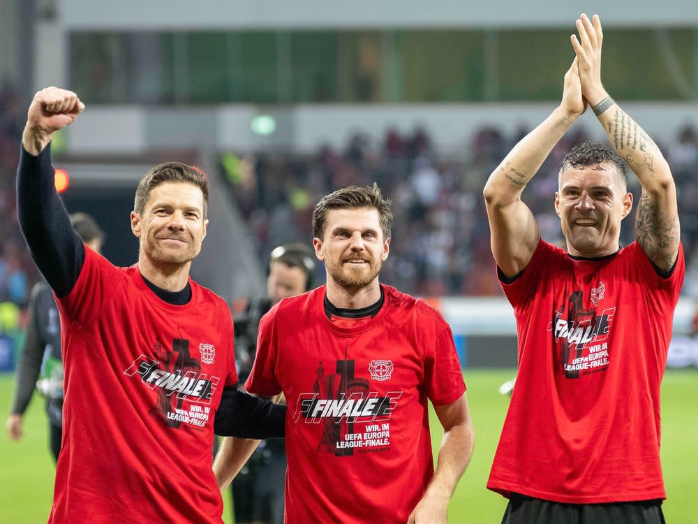 Xabi Alonso, Jonas Hofmann und Granit Xhaka feiern den Einzug von Bayer Leverkusen ins Finale der Europa League. (Bild: IMAGO/Kirchner-Media)