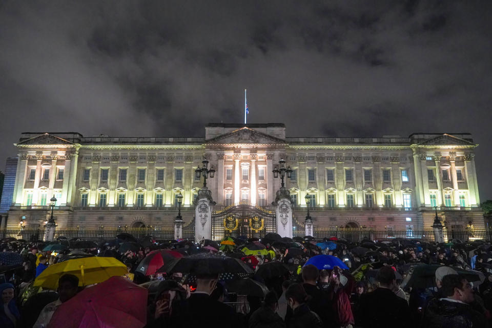 Menschen versammeln sich vor dem Buckingham Palast