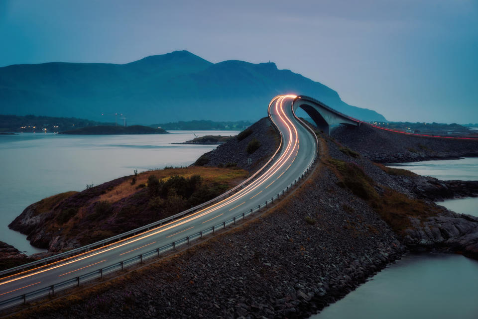 <p>La isla noruega de Averøya se une al continente a través de una red de ocho puentes llamada Atlanterhavsveien. El mayor es Storseisundet, un puente en ménsula de 260 metros con un gálibo de navegación de 23 m sobre el mar. Fue inaugurado en 1989. (Foto: Getty Images).</p> 