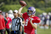 Minnesota Vikings quarterback Kirk Cousins takes part in joint drills with the San Francisco 49ers at the Vikings NFL football team's practice facility in Eagan, Minn., Wednesday, Aug. 17, 2022. (AP Photo/Bruce Kluckhohn)