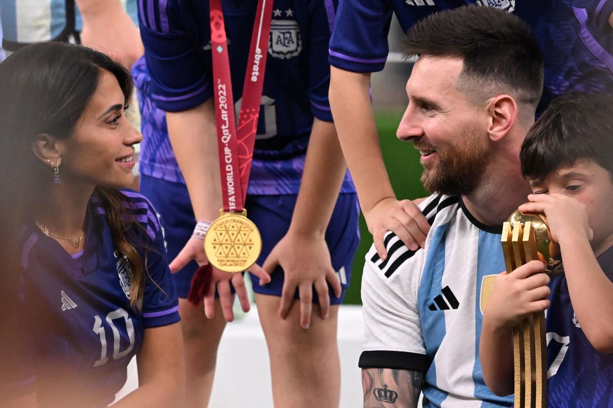 Lionel Messi y Antonela Roccuzzo compartieron la Copa del Mundo y eso se lo señalaron a Gerard Piqué.(Foto: KIRILL KUDRYAVTSEV/AFP via Getty Images)