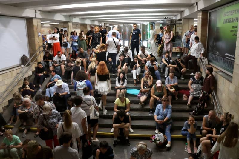 People wait for an air raid siren at Osokorky metro station during a massive Russian drone and missile attack. -/ukrin/dpa