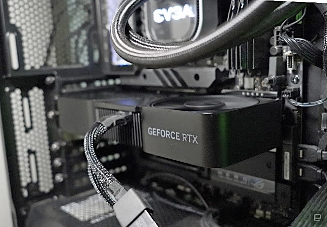 Karta Geforce RTX wewnątrz komputera.