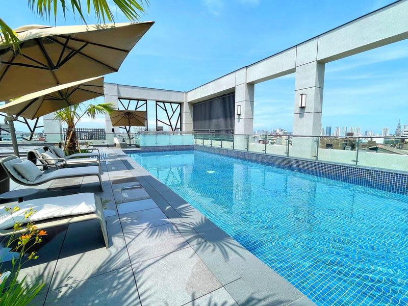 即將於7月15日對外試營運的台南全新都會酒店「禧榕軒大飯店」，館內最大亮點就是位於頂樓空中花園的露天泳池。（Klook提供）