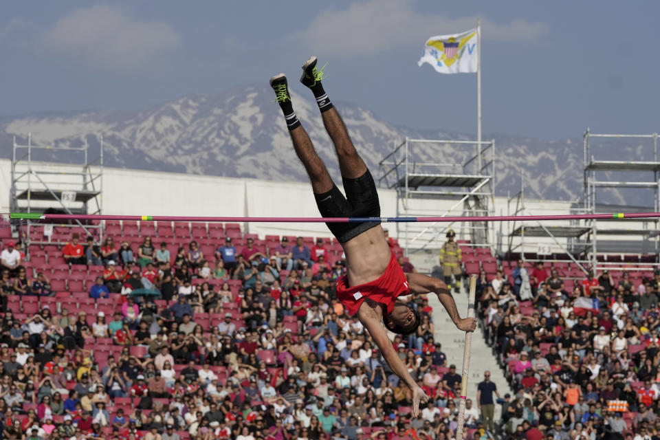 El chileno Cristóbal Núñez compite en la final del salto de pértiga del atletismo de los Juegos Panamericanos en Santiago, Chile, el sábado 4 de noviembre de 2023. (AP Foto/Fernando Vergara)