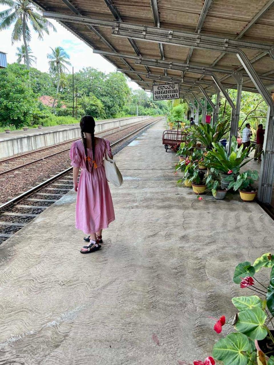  (Daisy Hoppen (@daisy_hoppen) at Ahangama train station)