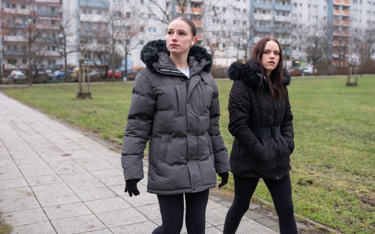 Die Schwestern Angie (links) und Luisa leben mit ihrer Mutter in einer Dreizimmerwohnung in Neu-Hohenschönhausen in Berlin. Leisten können sie sich das nur mit Hilfe des Sozialamtes. (Bild: ZDF/Jens Gyarmaty)