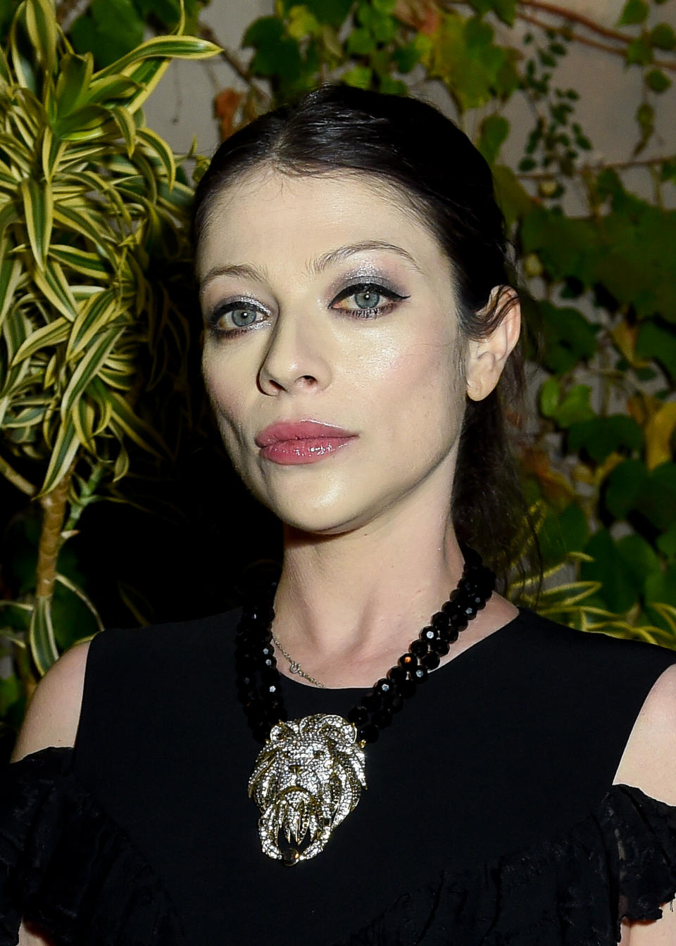 Michelle Trachtenberg tiene 38 años y ya tiene que salir a defender su aspecto. (Foto de Gilbert Flores/WWD via Getty Images)