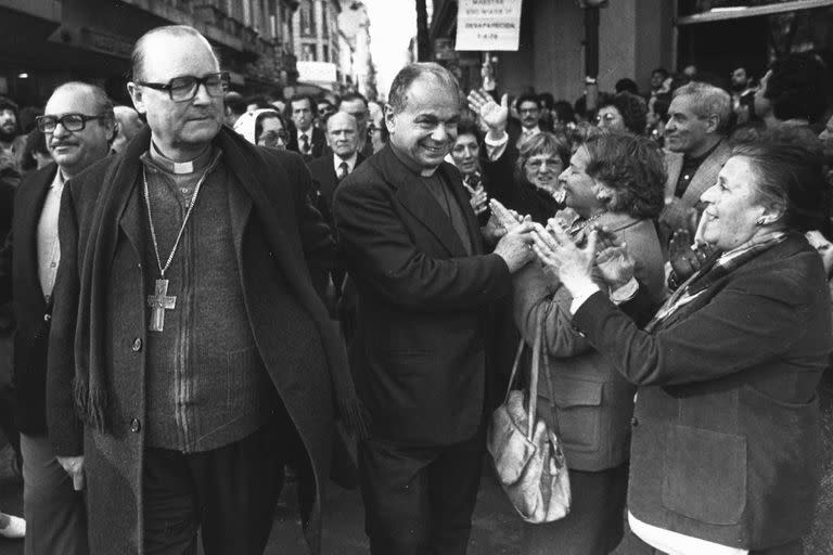 LLos obispos Jorge Novak y Jaime de Nevares, activos defensores de los derechos humanos, en una marcha ya en democracia