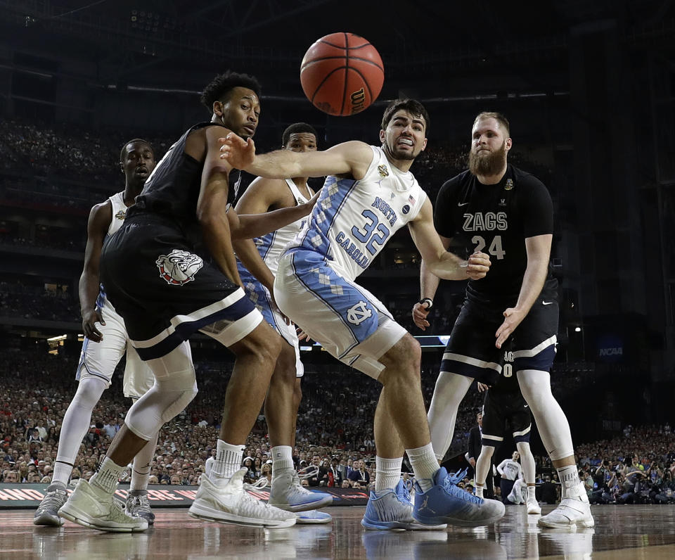 North Carolina's Luke Maye (32) watches the loose ball between Gonzaga players during the first half in the finals of the Final Four NCAA college basketball tournament, Monday, April 3, 2017, in Glendale, Ariz. (AP Photo/David J. Phillip)