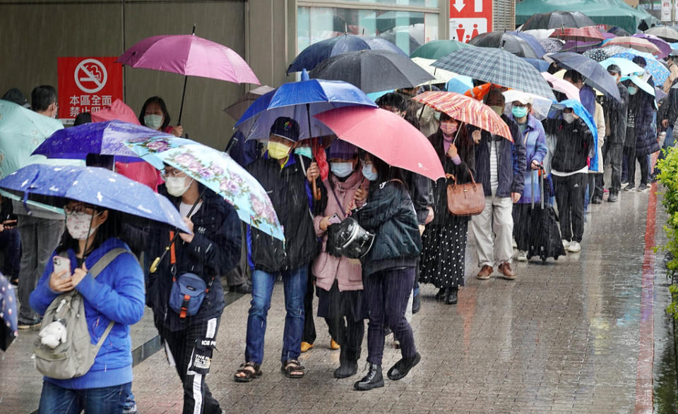 周末雨彈炸開！明天(22日)晚間起水氣增多，周末各地降雨機率提高，周六(23日)午後降雨最明顯。(資料照/姚志平攝)