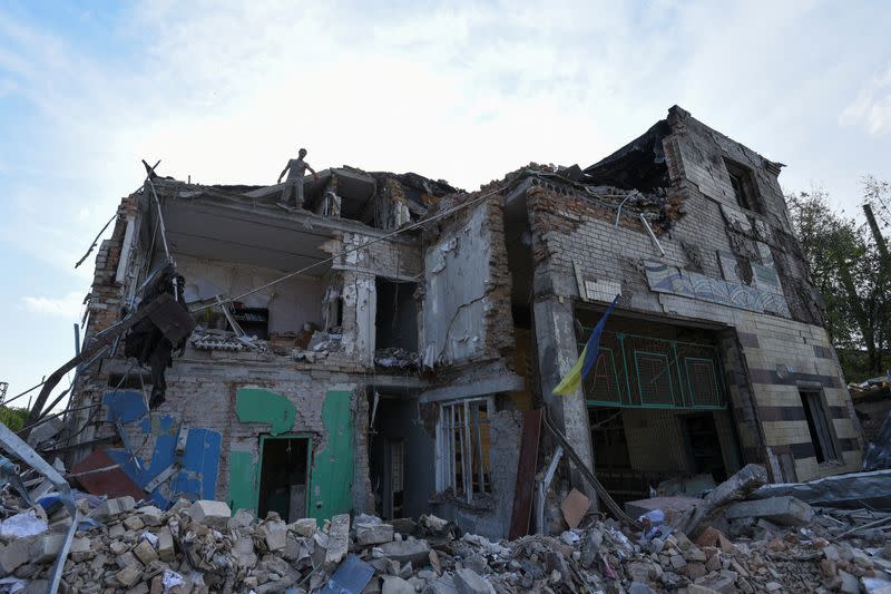 Un trabajador retira los escombros de un edificio de un garaje destruido por un ataque con misiles rusos, en Dnipró, Ucrania