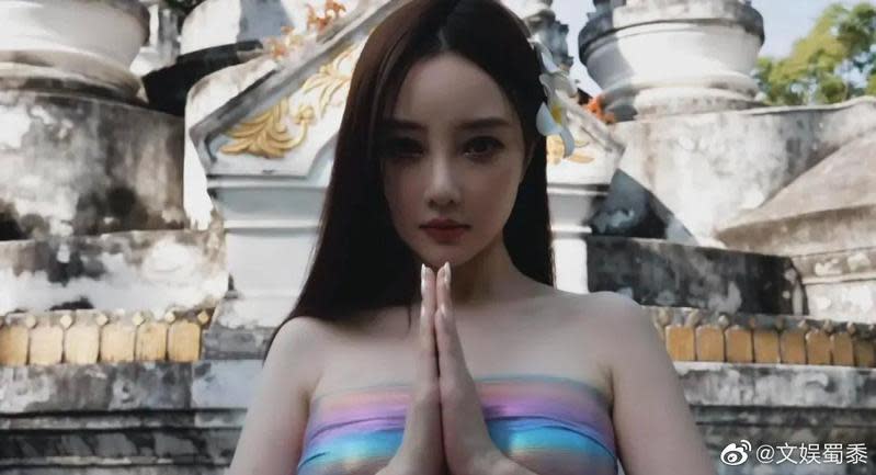 大陸女星李小璐微博曬出在西雙版納寺廟參拜照片，卻因服裝太過清涼遭轟。（微博圖片）