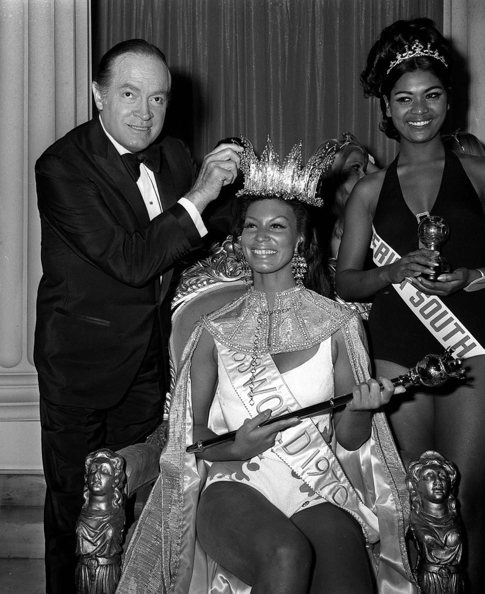 MISS WORLD 1970:  20/11/70  BOB HOPE CROWNS MISS GRENADA, MISS WORLD JENNIFER HOSTEN (22) DURING THE MISS WORLD CONTEST IN LONDON   (Photo by PA Images via Getty Images)