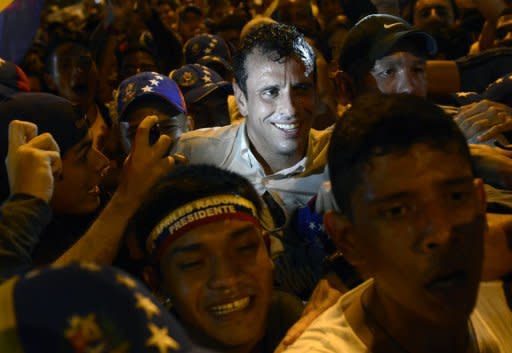 El candidato opositor a la presidencia de Venezuela, Henrique Capriles, es jaleado por sus seguidores durante un acto en Caracas, este lunes.