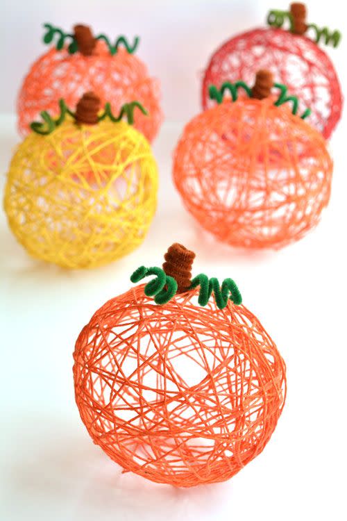 halloween centerpieces yarn pumpkins