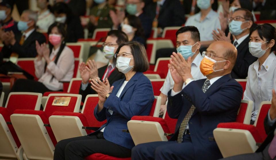 總統蔡英文與行政院長蘇貞昌24日上午出席「111年全國反毒有功人士團體頒獎活動」   圖：總統府提供