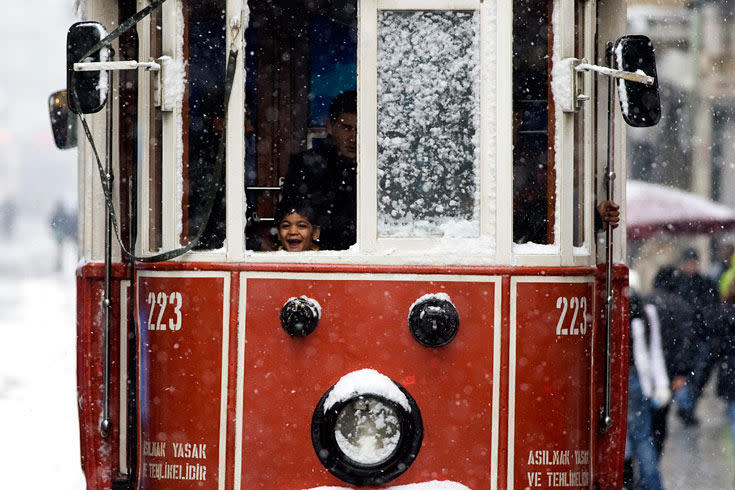 A Istanbul en Turquie, ce petit garçon à l’arrière du tramway est heureux d’aller faire du toboggan dans la neige. Il est rare dans ce pays qu’il y ait de la neige et des températures à peine sous le zéro (Reuters/Osman Orsal)