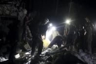 Civil defence members search for survivors after an airstrike at a field hospital in the rebel held area of al-Sukari district of Aleppo, Syria April 27, 2016. REUTERS/Abdalrhman Ismail