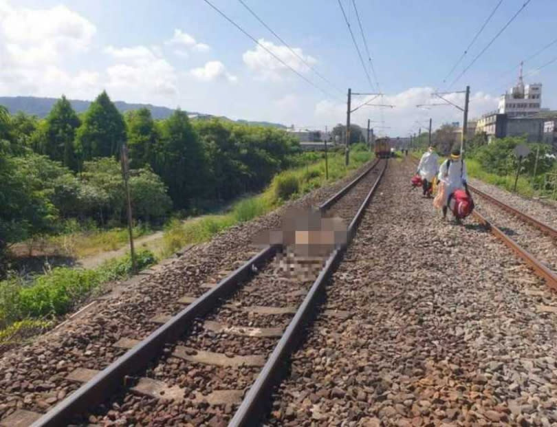 彰化消防隊獲報，立即出動消防車2輛、救護車1輛、消防人員5人前往搶救，到場後發現男子已明顯死亡，現場交由員警處理。（圖／民眾提供）